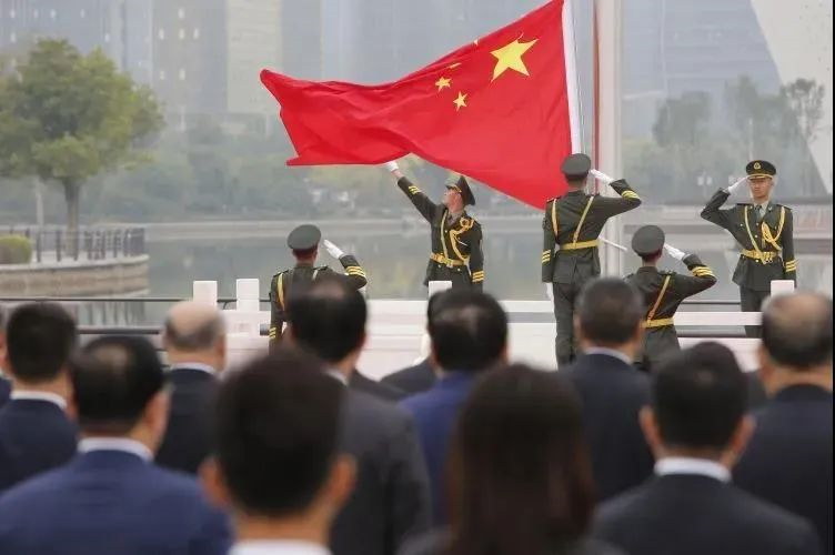 驕傲！淄博榮耀廣場(chǎng)正式啟用，潔林榮耀旗在廣場(chǎng)上空飄揚(yáng)(圖3)